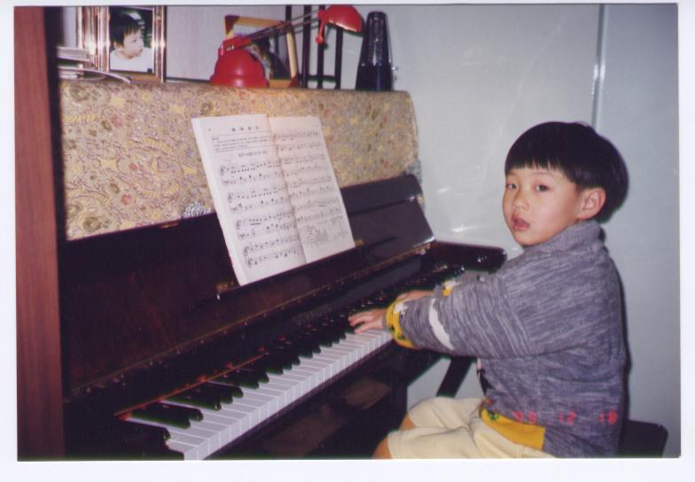 [图文]   盛思远和上海许多小朋友一样是个琴童,他四岁半开始学弹钢琴